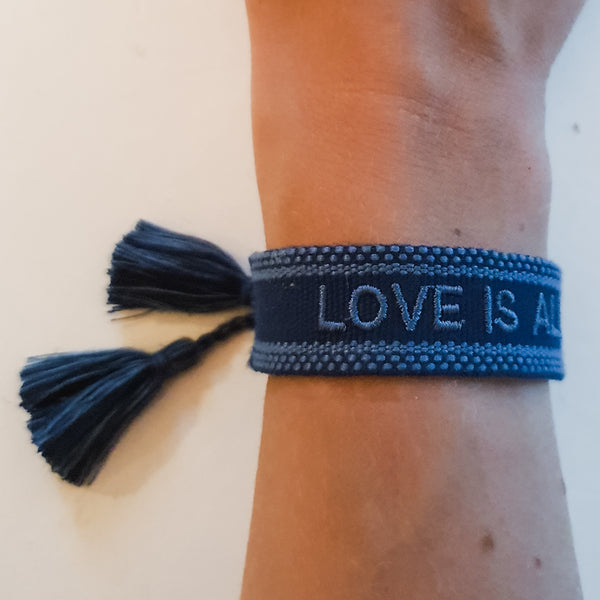 love is all around Armband